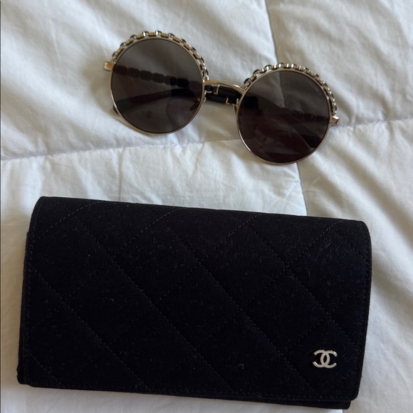 NEW CHANEL ROUND SUNGLASSES WITH CHAIN TRIM DETAIL - Picture 4 of 11